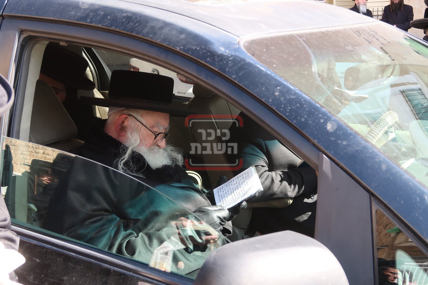 אדמו"רים ורבנים בההפגנה מול לשכת הגיוס בירושלים