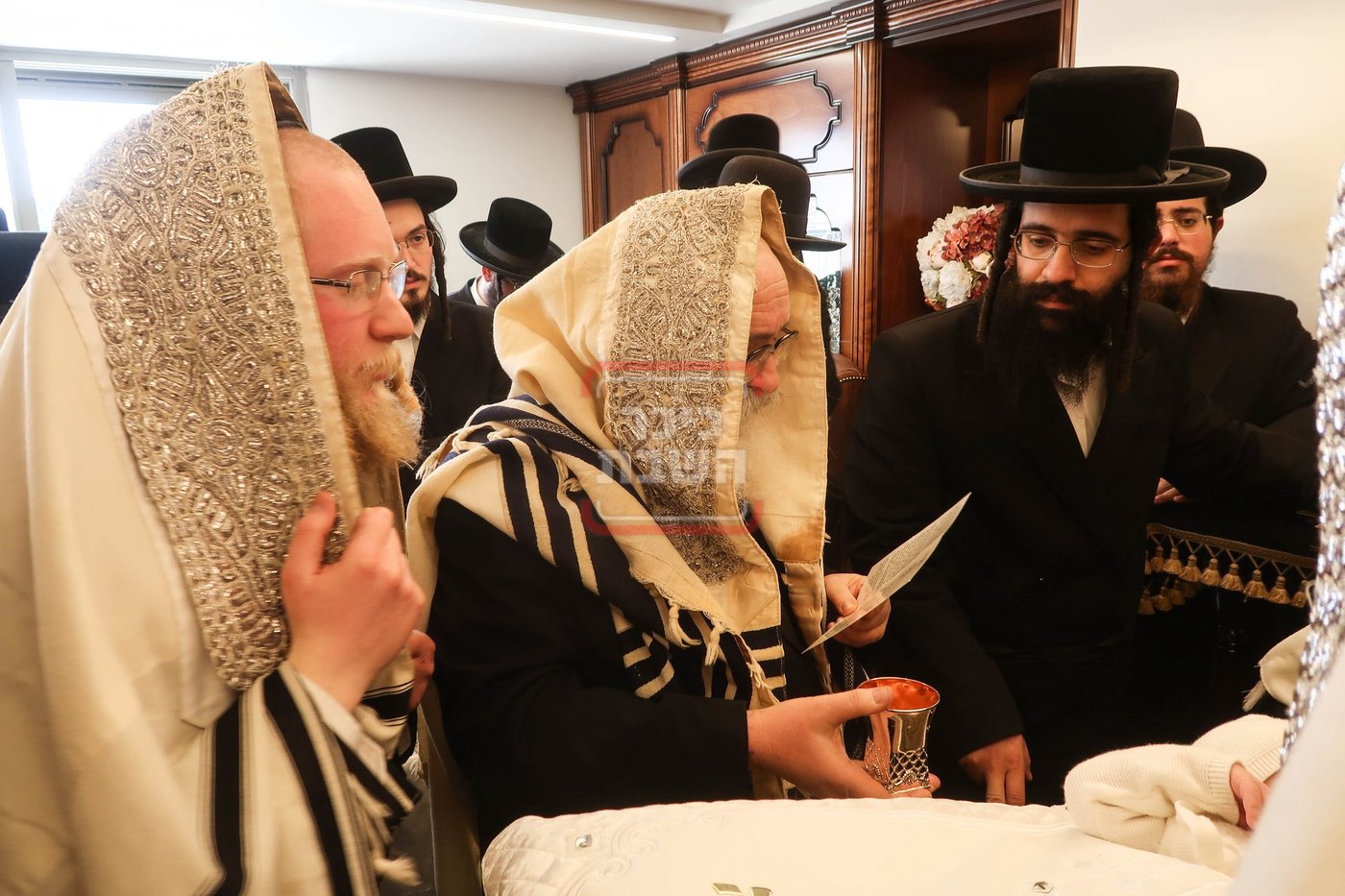 הגאון רבי לייבל וייס באמירת הברכות