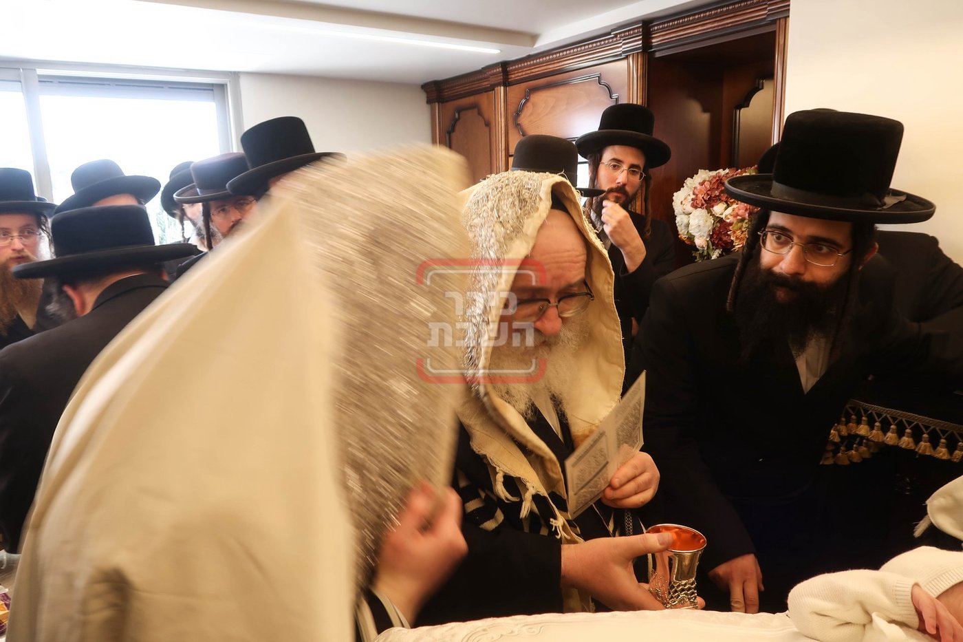 הגאון רבי לייבל וייס באמירת הברכות