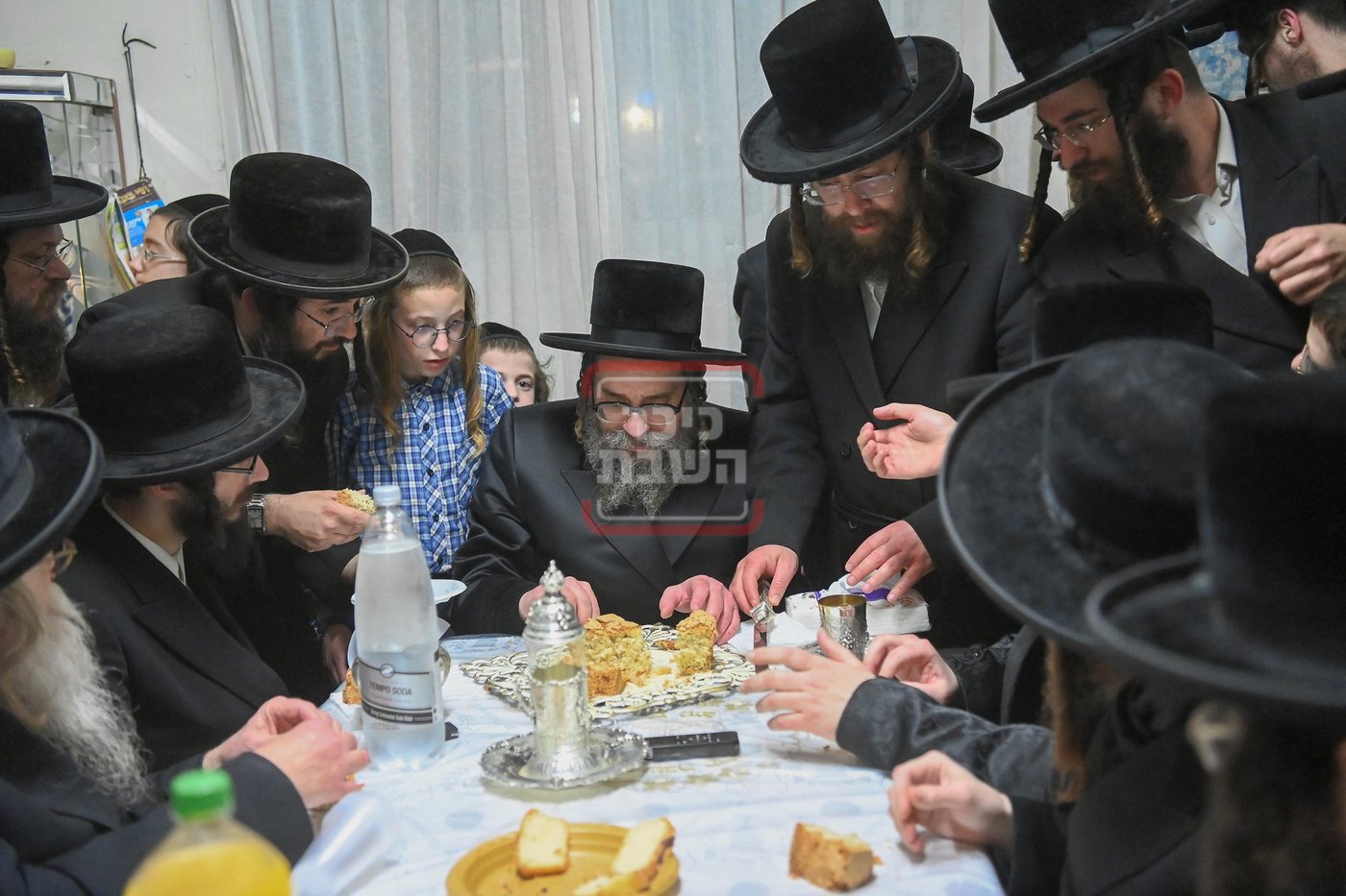 האדמו"ר מסקולען י-ם בלחיים ותפילת מנחה ומעריב בבית הרה"ח רבי אברהם הלוי גרוס
