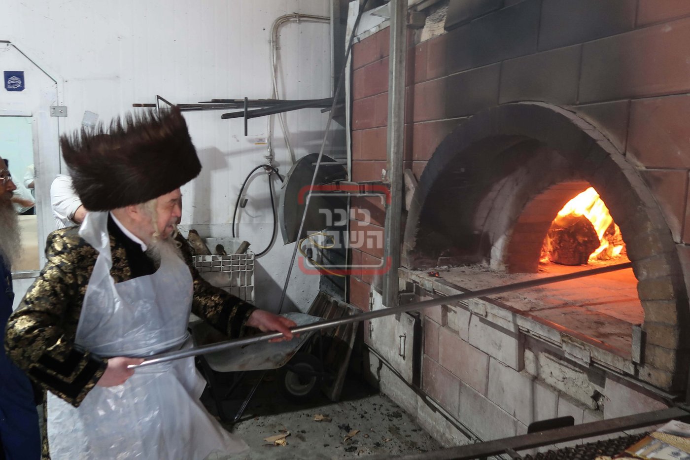 האדמו"ר מקרעטשניף סיגעט באפיית מצות