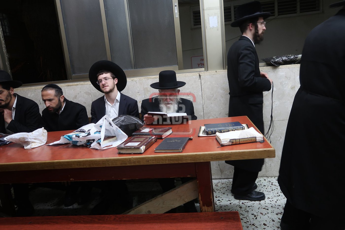 הגאון רבי עזריאל אויערבאך בתפילת ערבית וספירת העומר בשטיבלעך 'בית הלל'