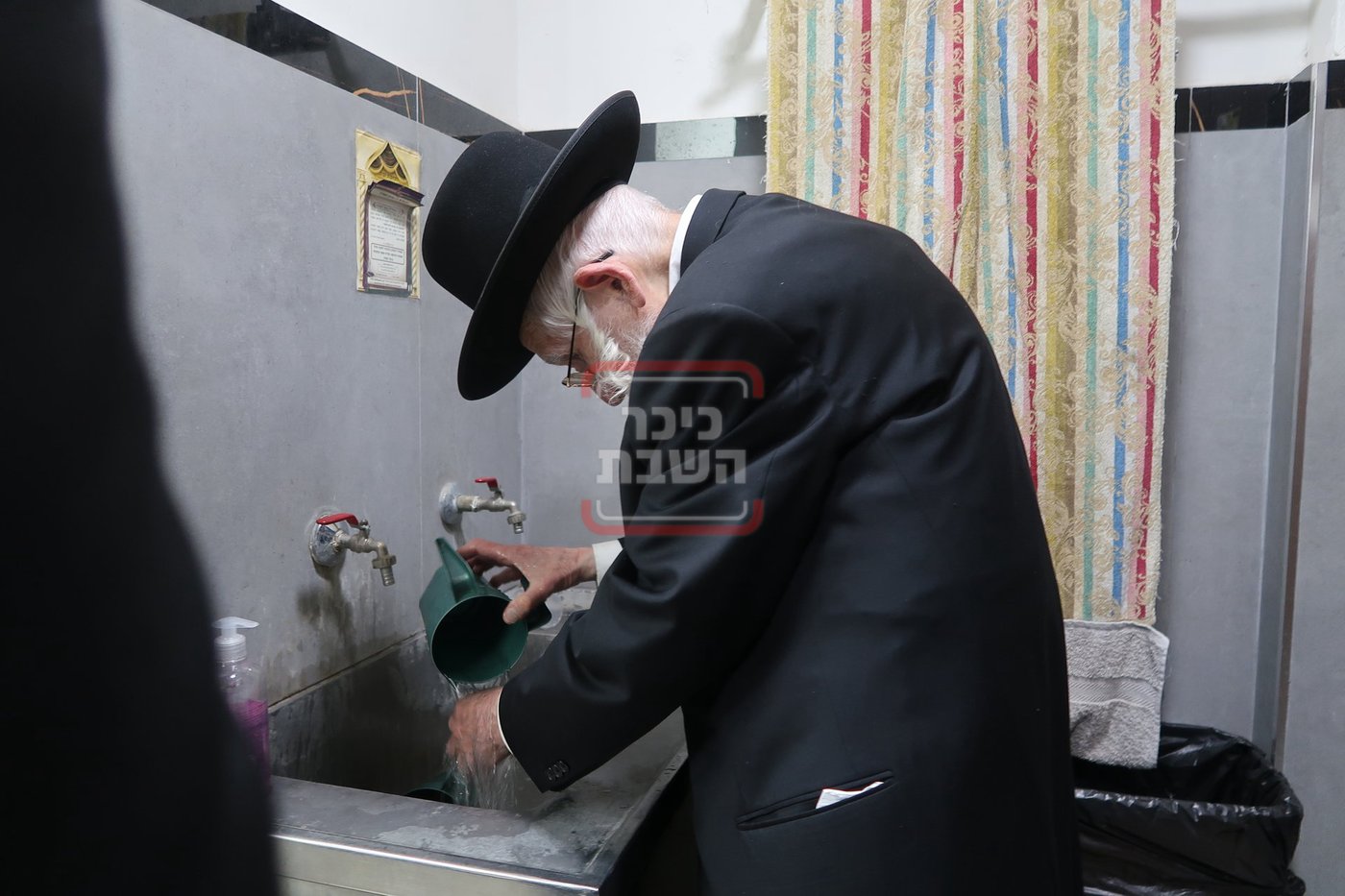 הגאון רבי עזריאל אויערבאך בתפילת ערבית וספירת העומר בשטיבלעך 'בית הלל'
