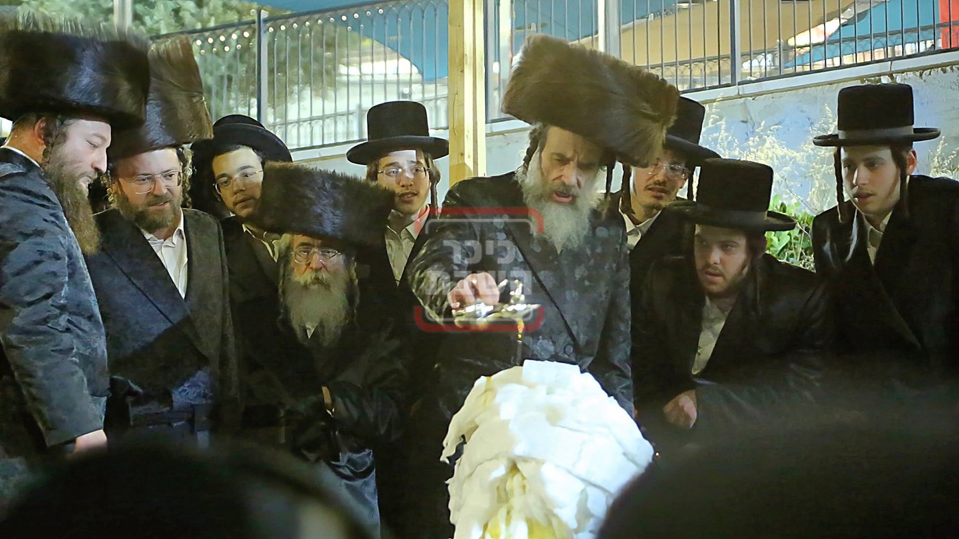 הגה"צ רבי חיים מאיר הגר, אב"ד קריית ויז'ניץ בהדלקה במירון