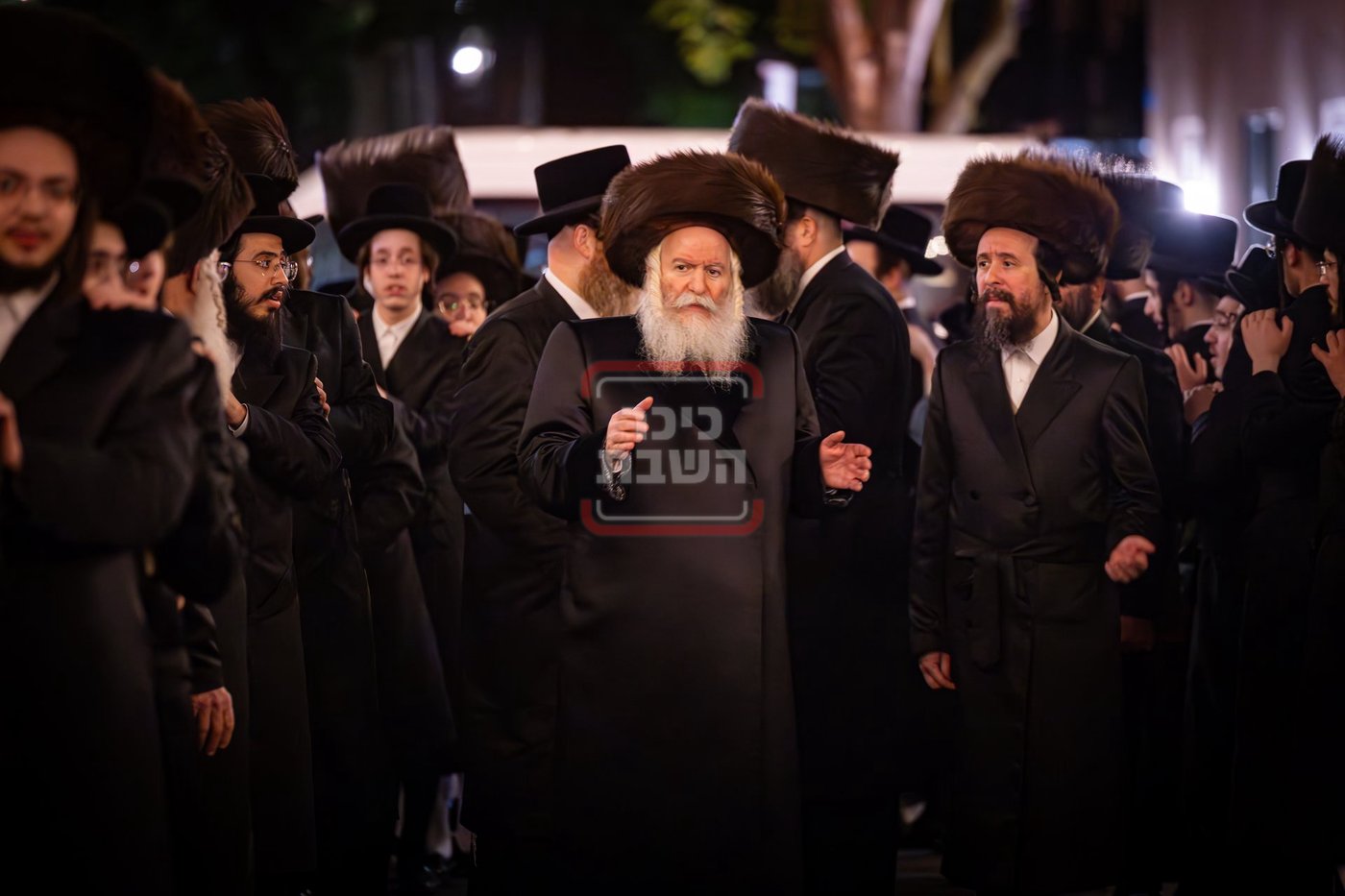 האדמו"ר מבאבוב בריקוד לאחר קידוש לבנה בצאת החג