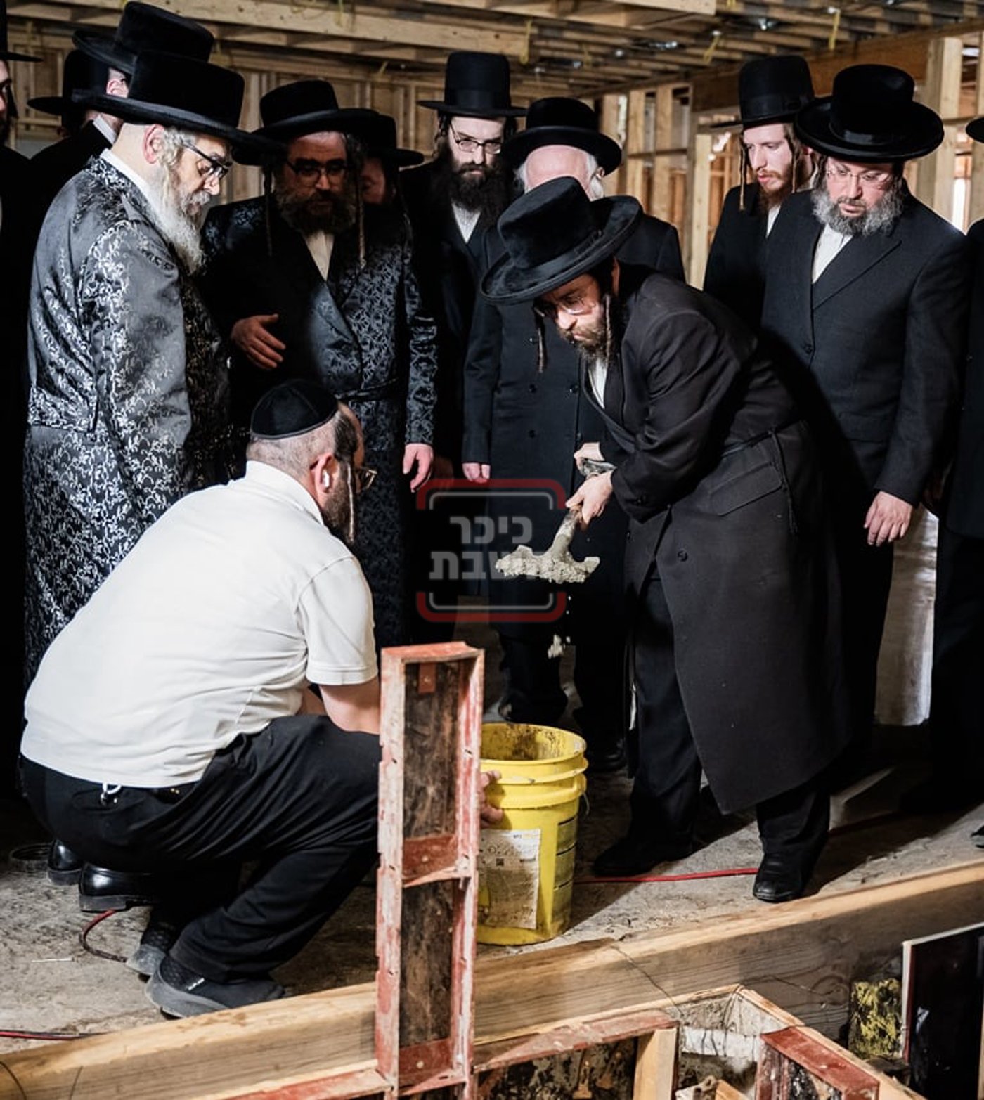 יציקת המקווה בישיבת סאטמר