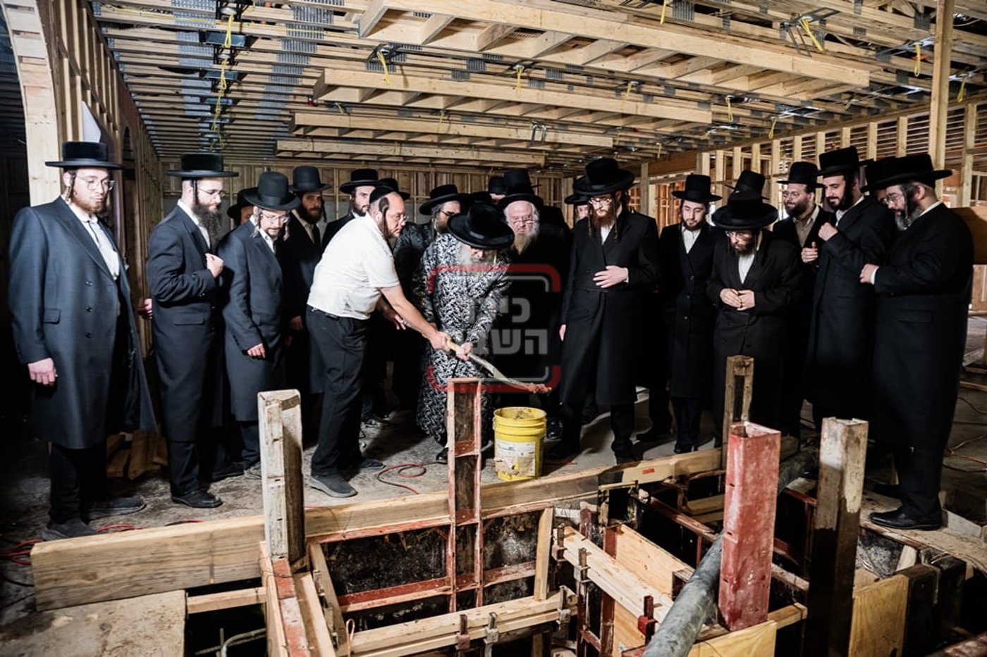 יציקת המקווה בישיבת סאטמר