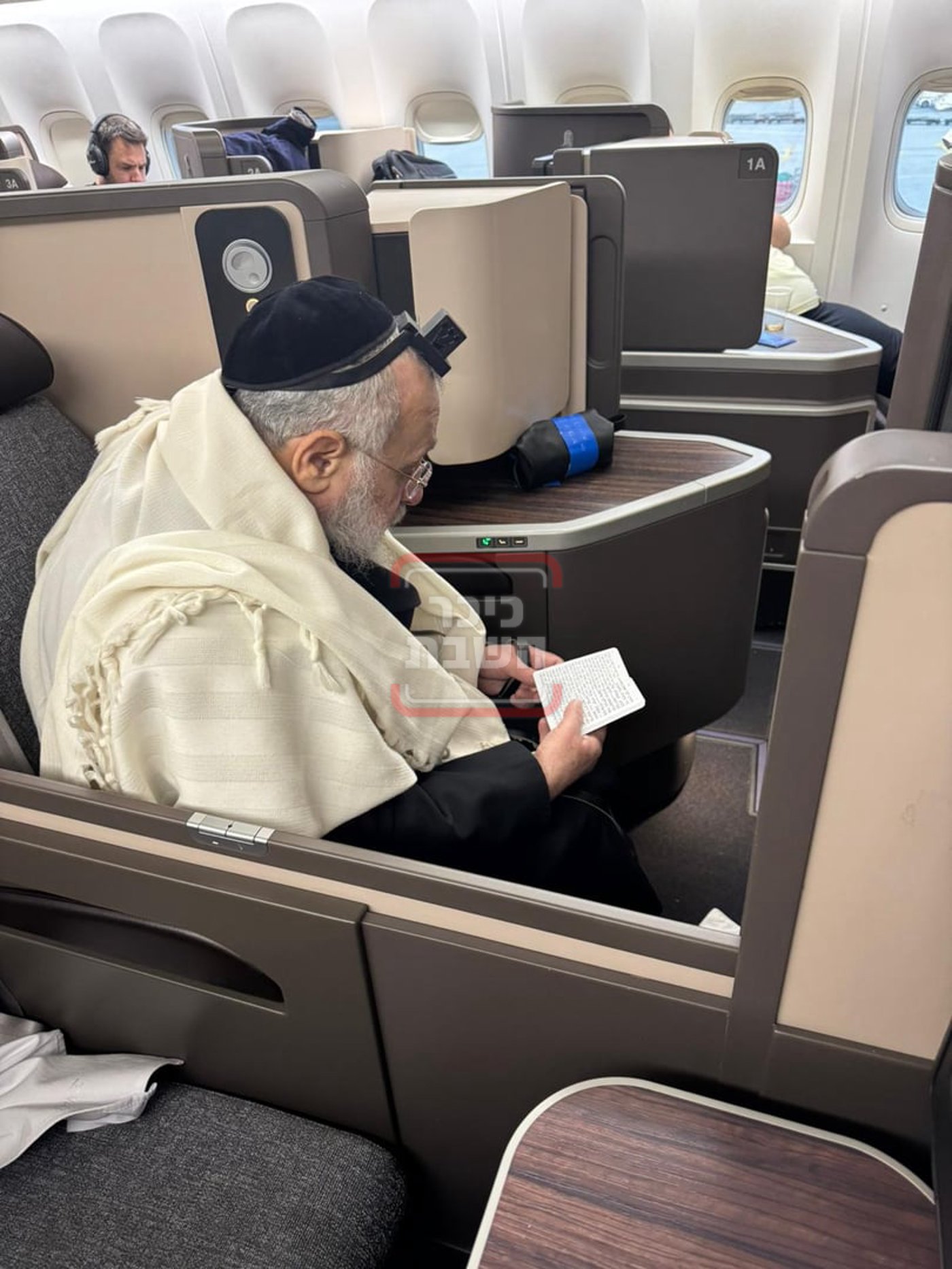 הראשל"צ הגאון רבי יצחק יוסף, בתפילת שחרית הבוקר על המטוס