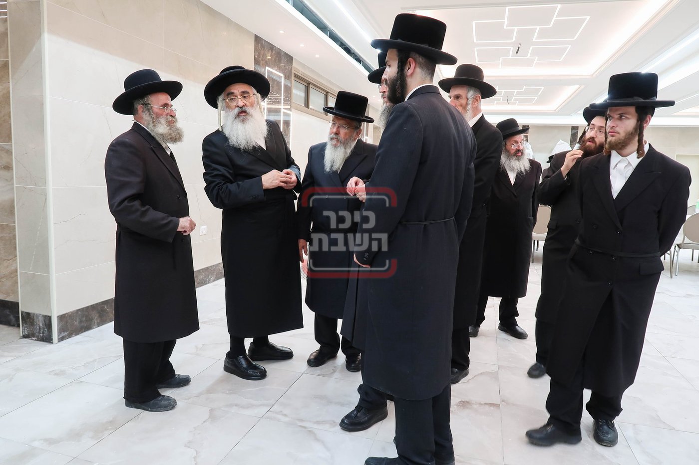 האדמו''ר מדושינסקיא בקביעת מזוזה באולם השמחות החדש