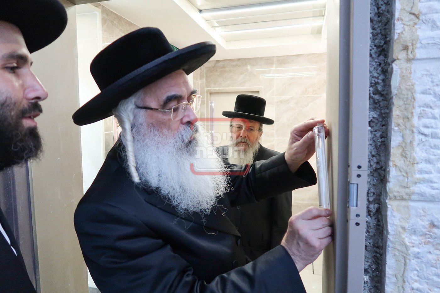 האדמו''ר מדושינסקיא בקביעת מזוזה באולם השמחות החדש