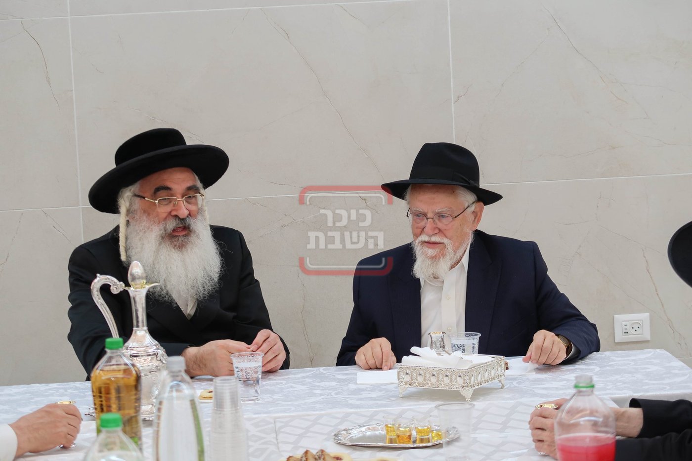 האדמו''ר מדושינסקיא בקביעת מזוזה באולם השמחות החדש