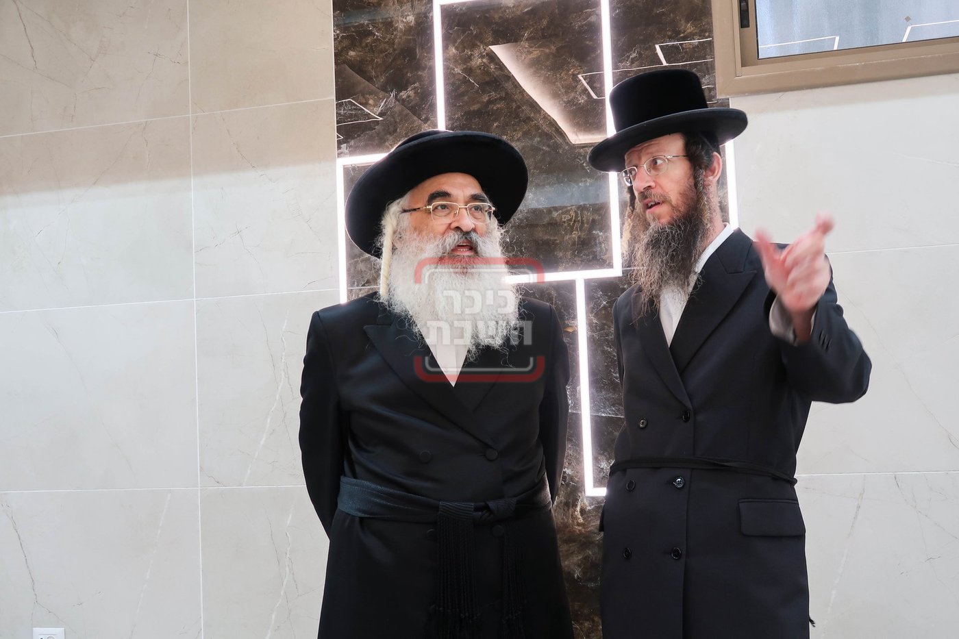 האדמו''ר מדושינסקיא בקביעת מזוזה באולם השמחות החדש