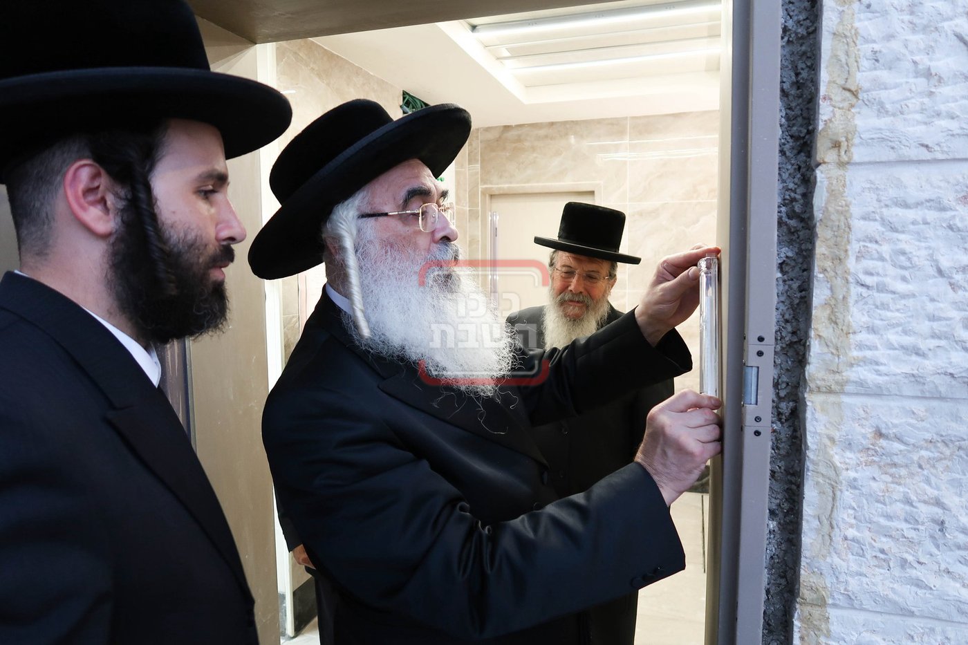 האדמו''ר מדושינסקיא בקביעת מזוזה באולם השמחות החדש