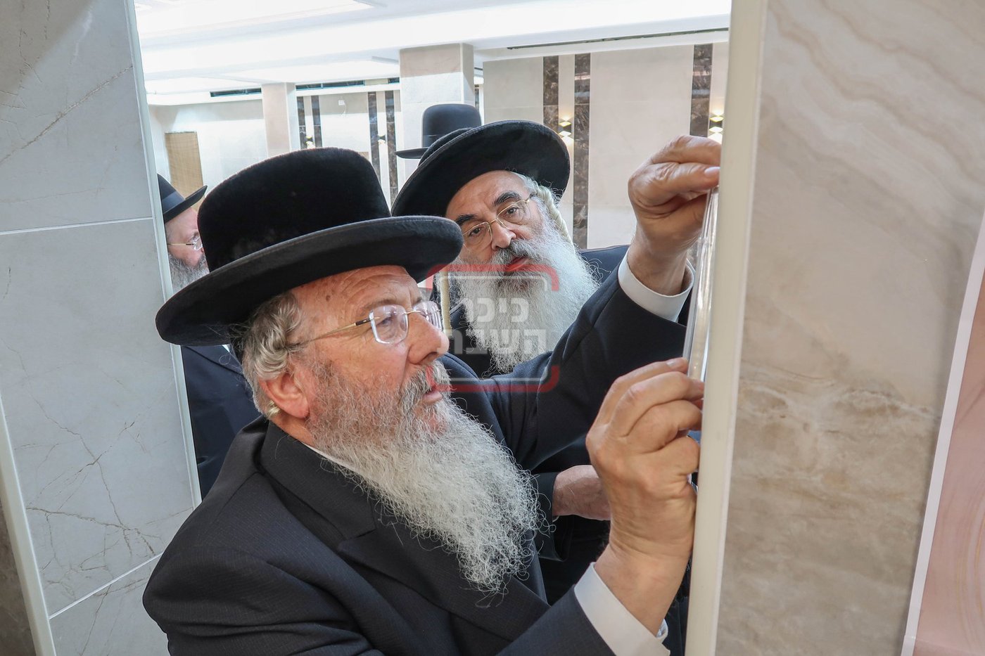 האדמו''ר מדושינסקיא בקביעת מזוזה באולם השמחות החדש