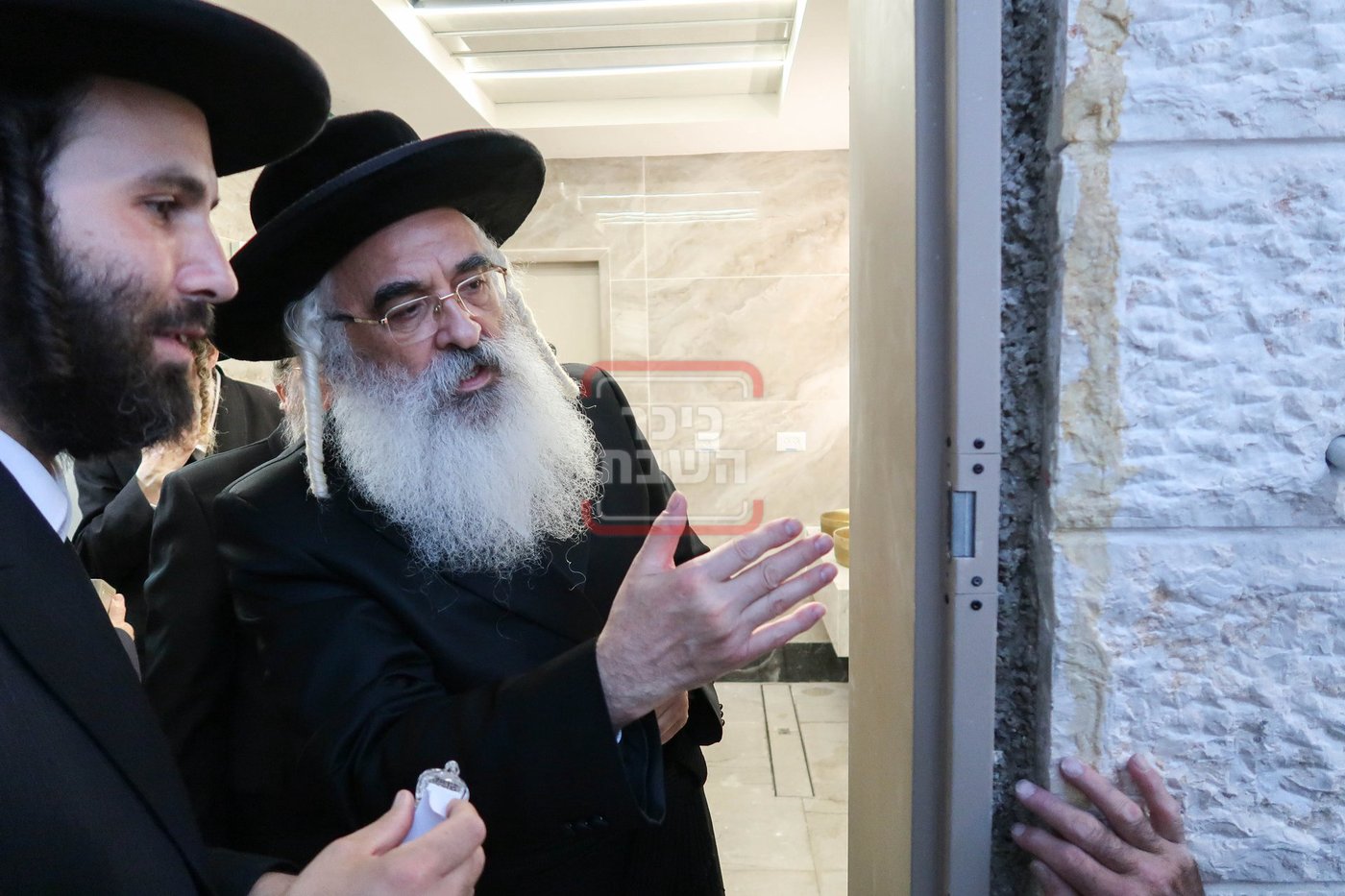 האדמו''ר מדושינסקיא בקביעת מזוזה באולם השמחות החדש