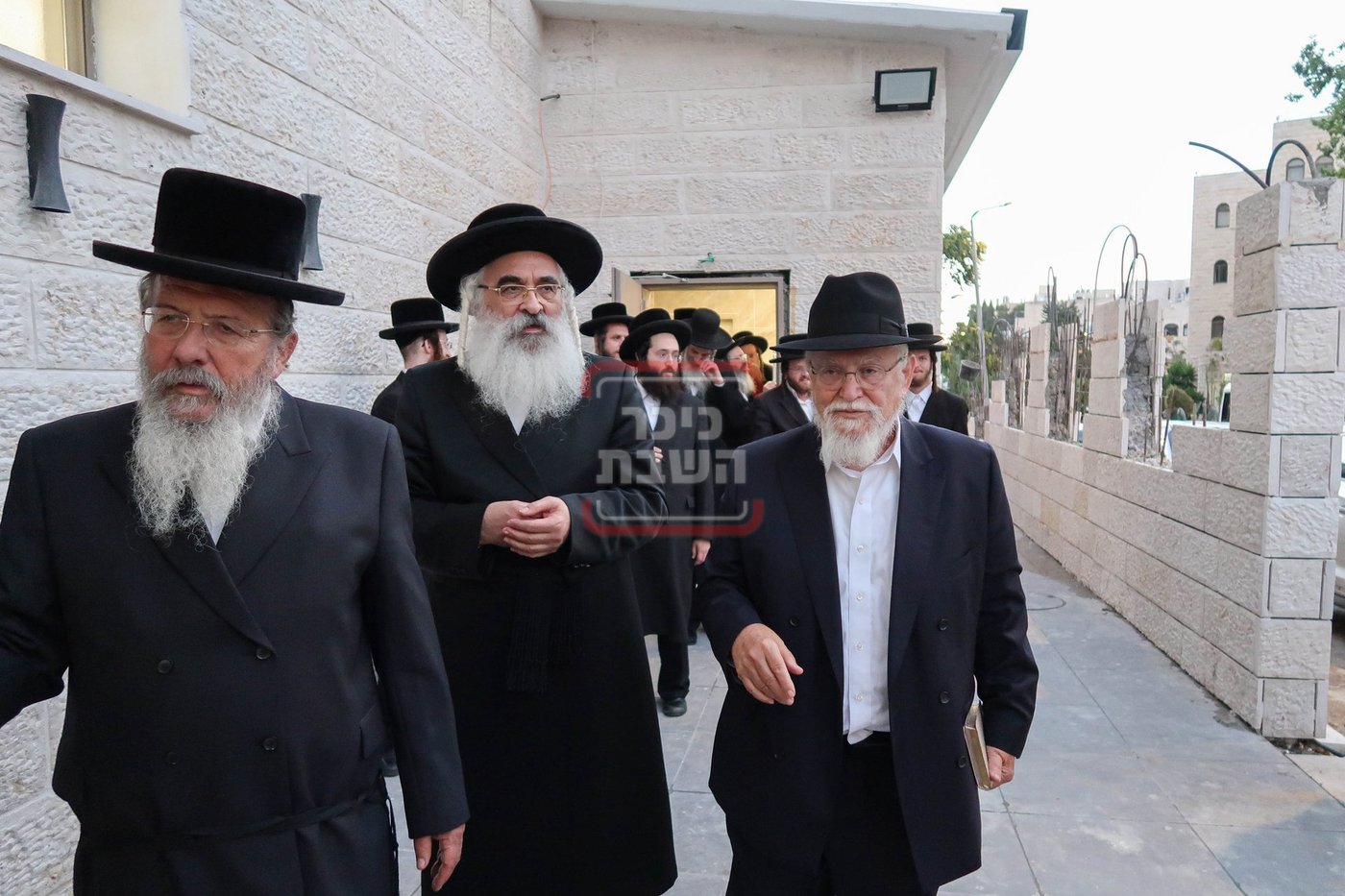 האדמו''ר מדושינסקיא בקביעת מזוזה באולם השמחות החדש