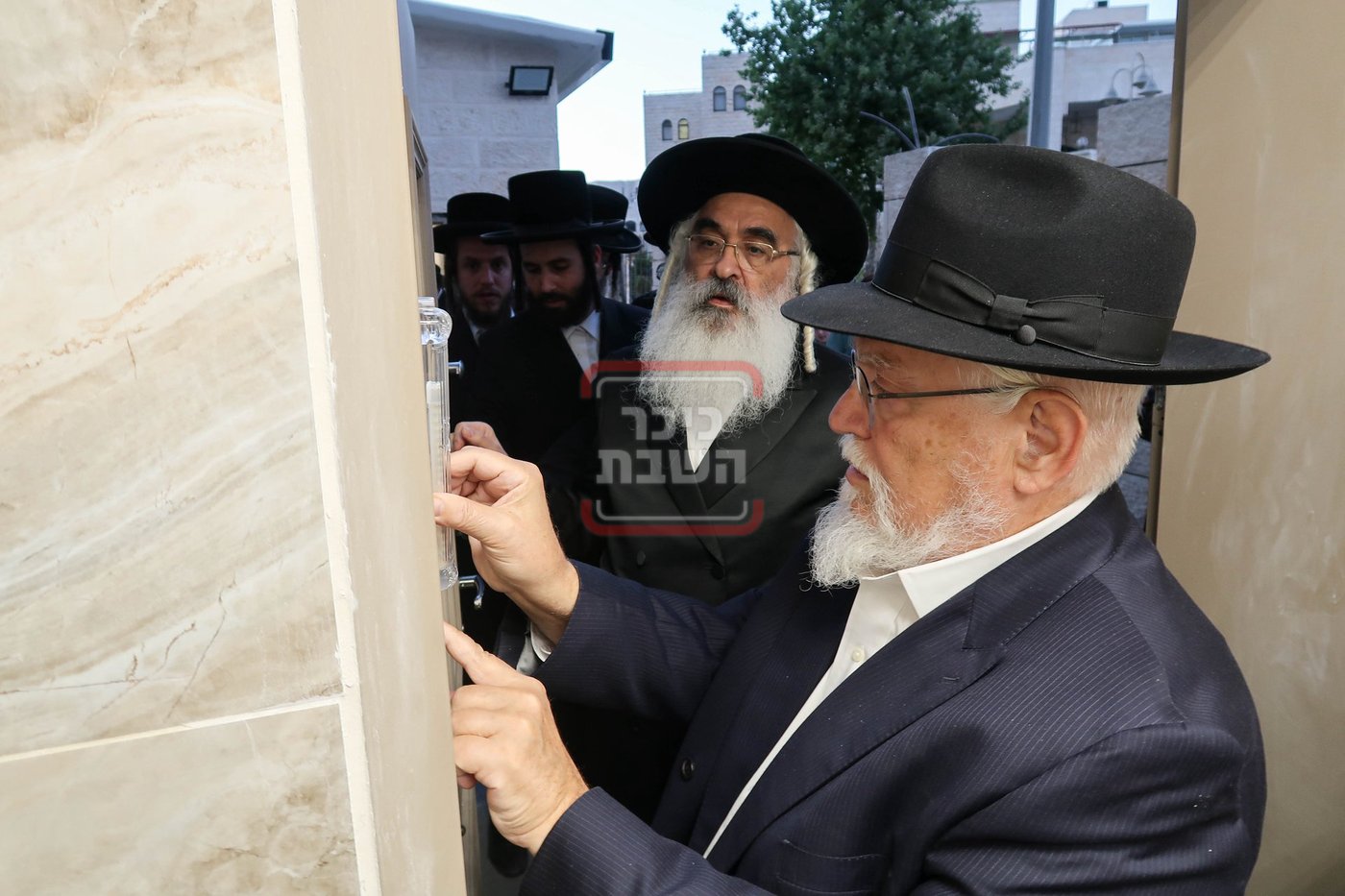 האדמו''ר מדושינסקיא בקביעת מזוזה באולם השמחות החדש