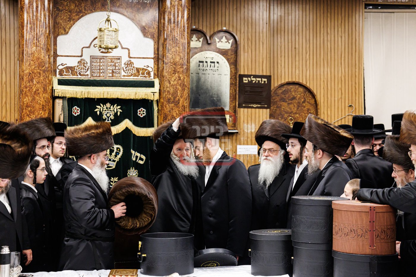 האדמו"ר מבאבוב בחבישת השטריימיל על ראש נכדו החתן