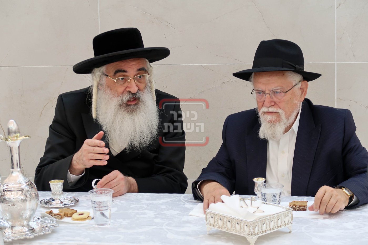 האדמו''ר מדושינסקיא בקביעת מזוזה באולם השמחות החדש
