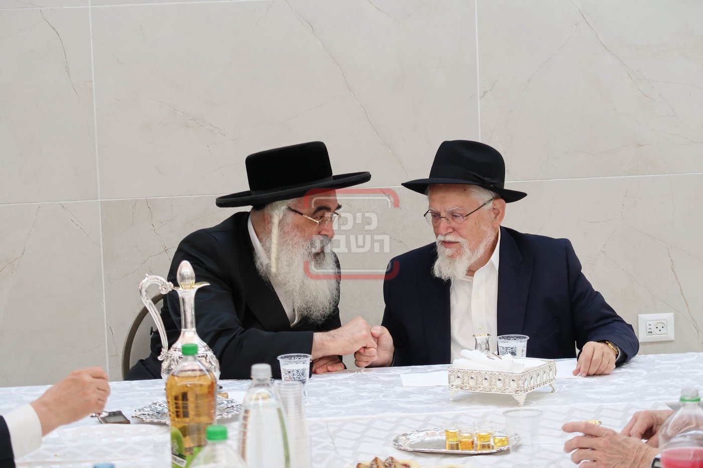 האדמו''ר מדושינסקיא בקביעת מזוזה באולם השמחות החדש