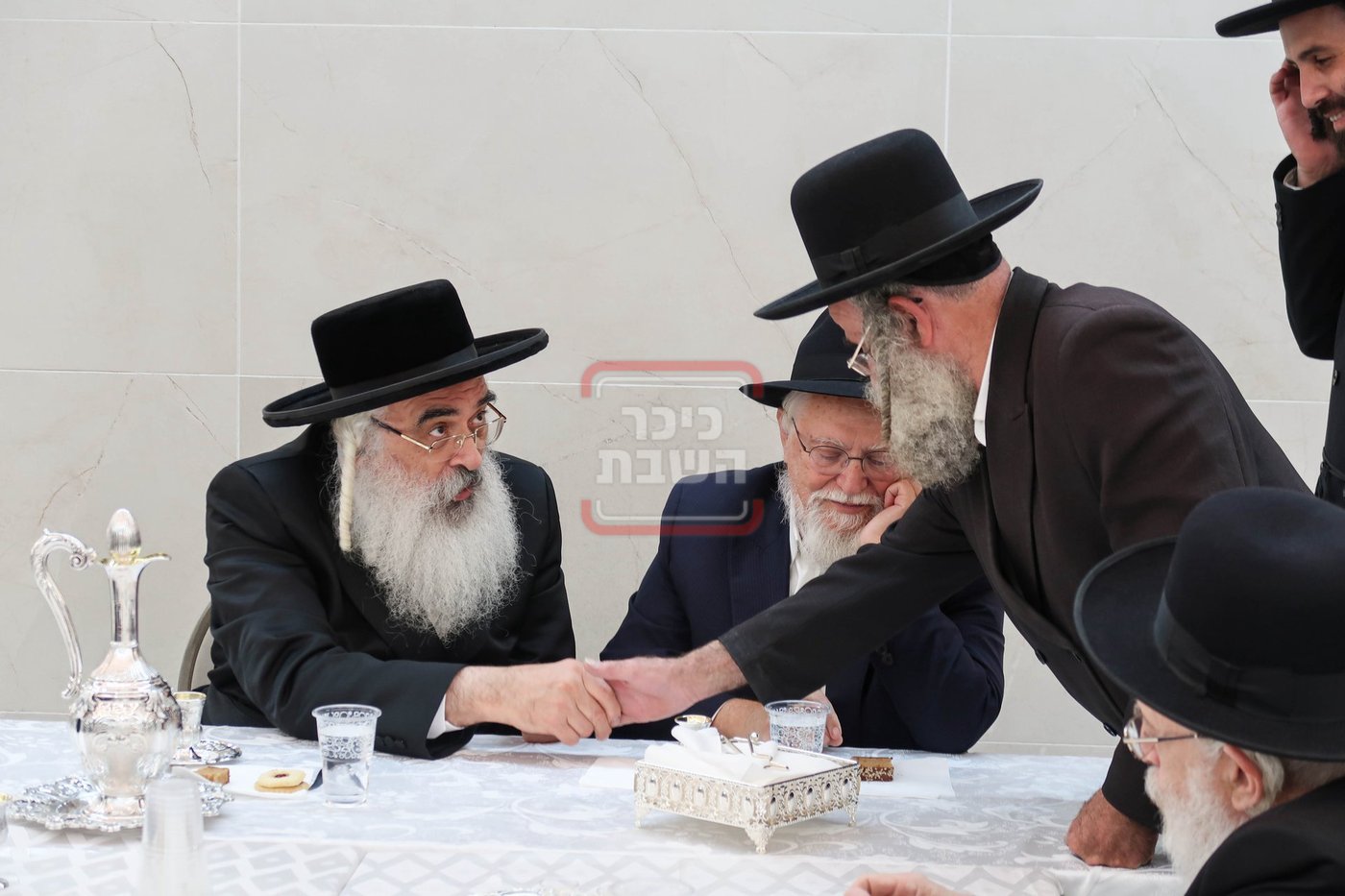 האדמו''ר מדושינסקיא בקביעת מזוזה באולם השמחות החדש