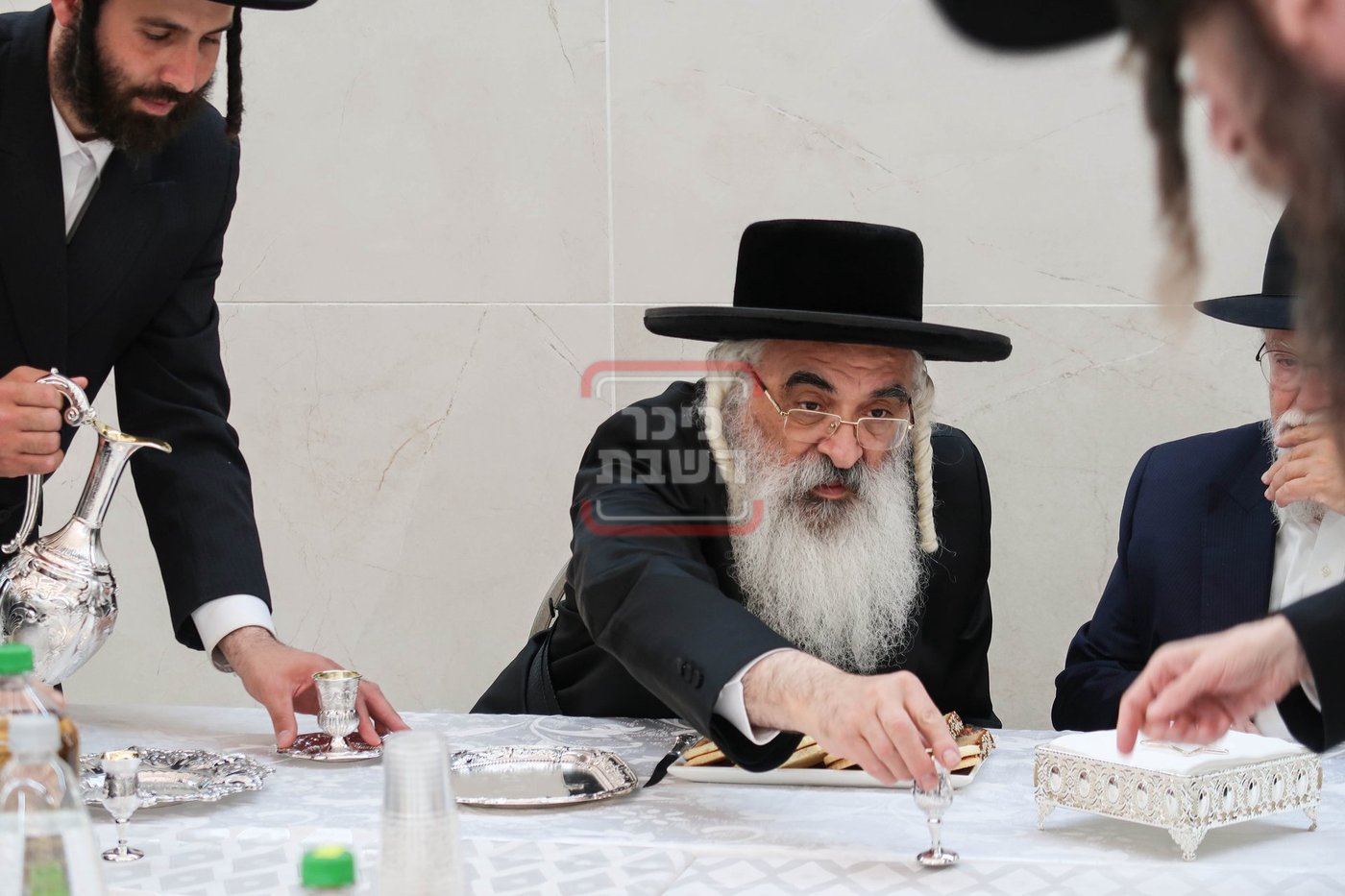 האדמו''ר מדושינסקיא בקביעת מזוזה באולם השמחות החדש
