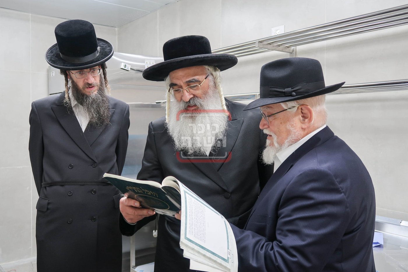 האדמו''ר מדושינסקיא בקביעת מזוזה באולם השמחות החדש