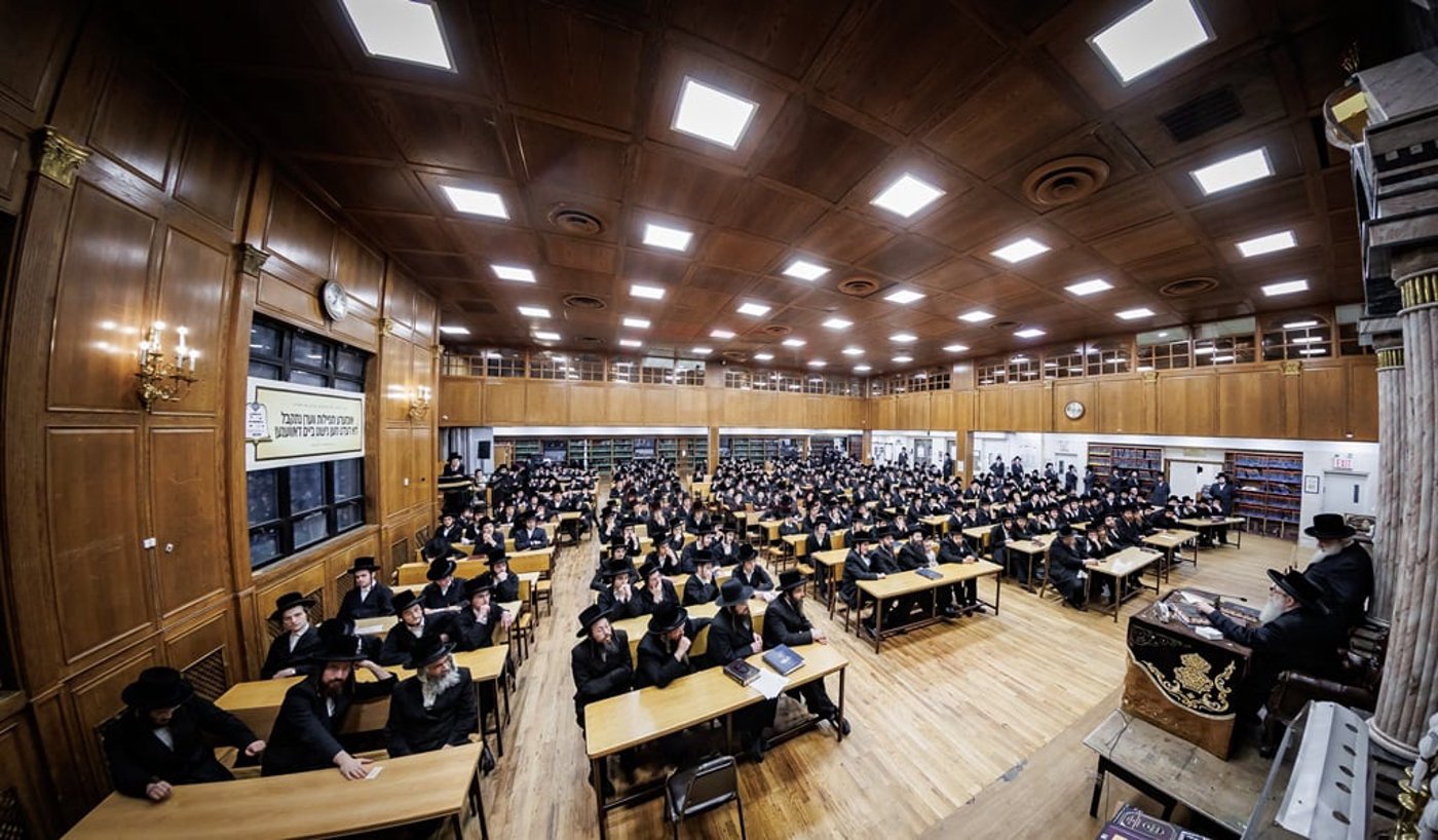 האדמו"ר מצאנז קלויזנבורג בשיחת קודש לפני תלמידי הישיבה