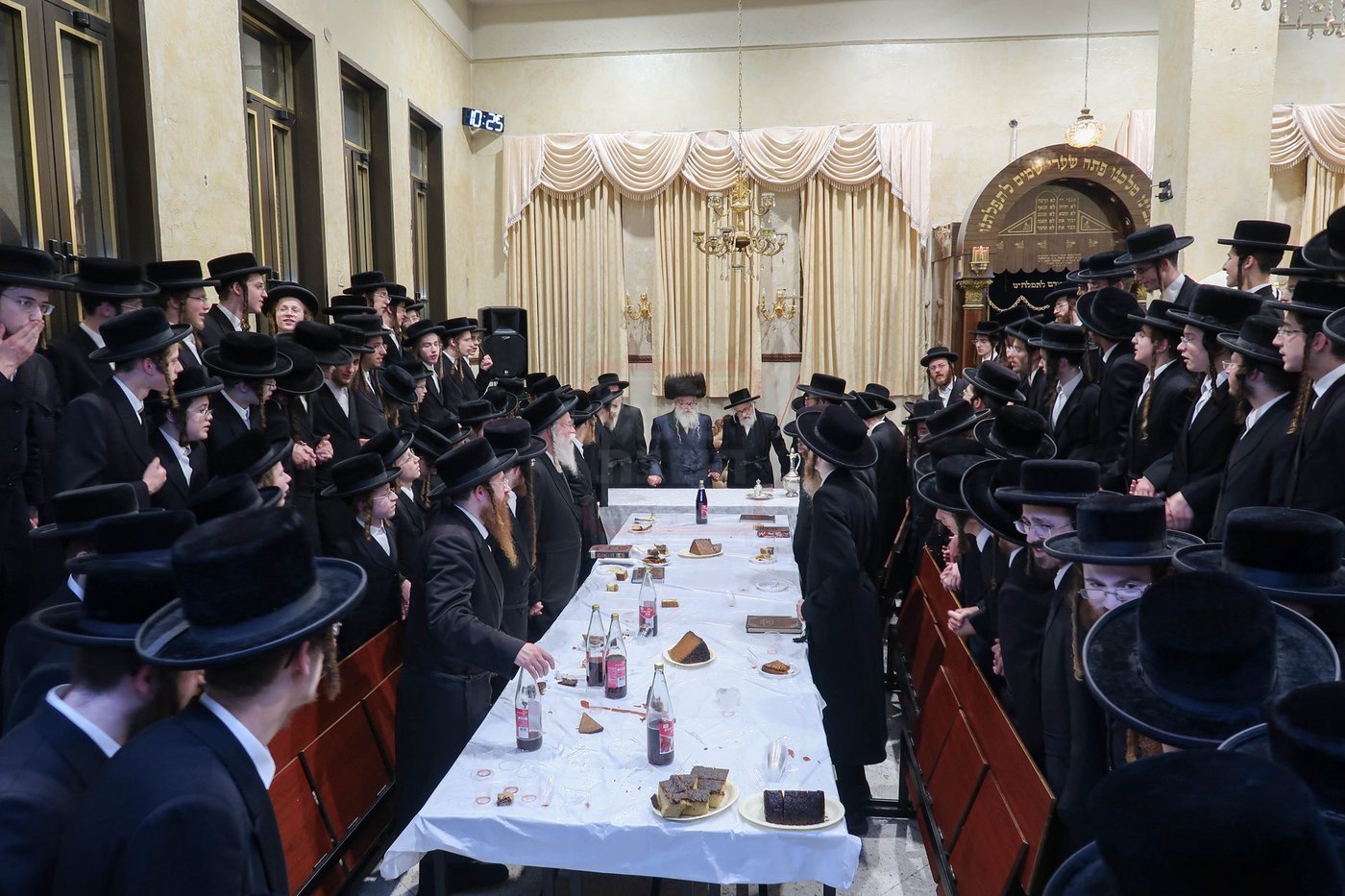 האדמו"ר ממשכנות הרועים בלחיים טיש