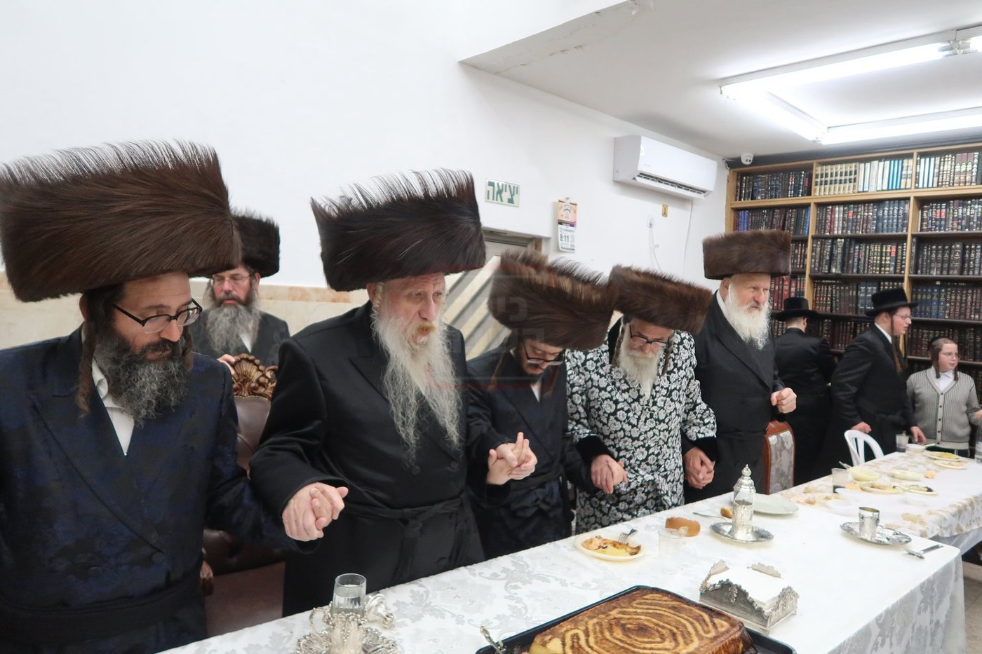 שמחת שבע ברכות בחצרות טשארנאביל - ראדושיץ - ראזלא
