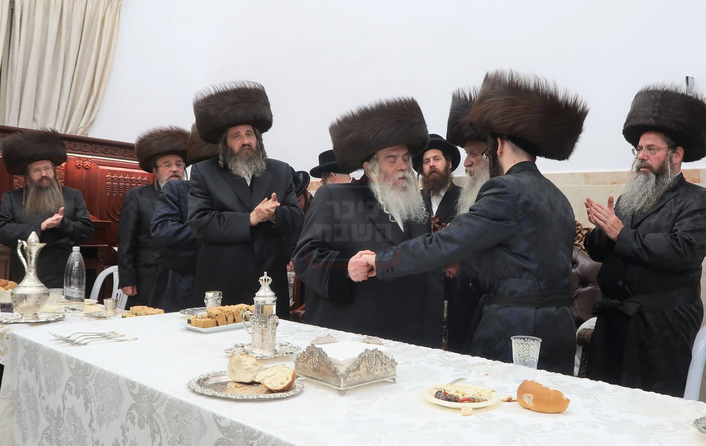 שמחת שבע ברכות בחצרות טשארנאביל - ראדושיץ - ראזלא