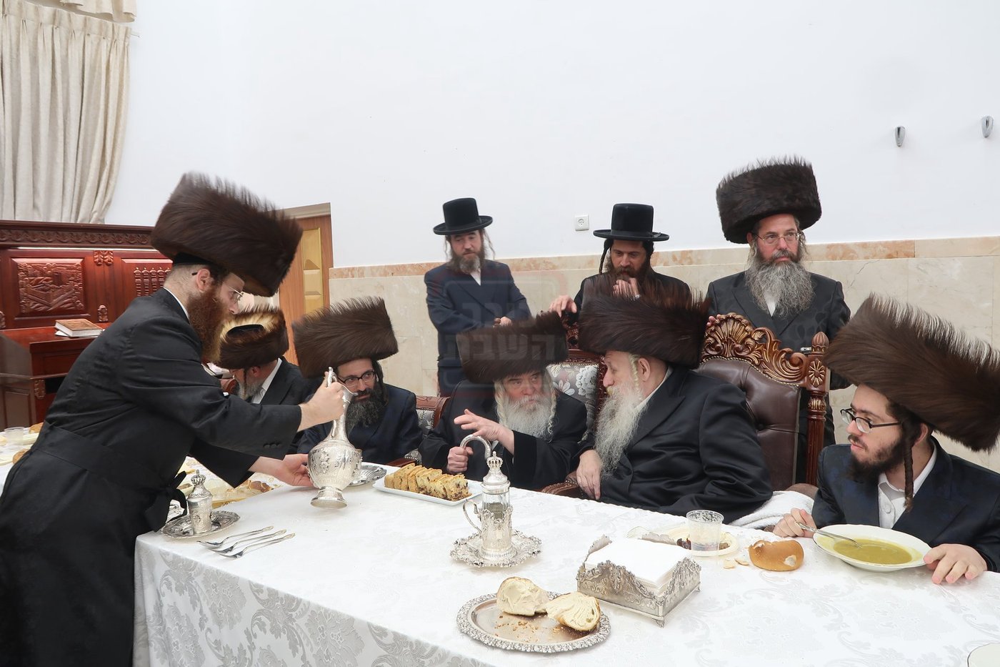 שמחת שבע ברכות בחצרות טשארנאביל - ראדושיץ - ראזלא