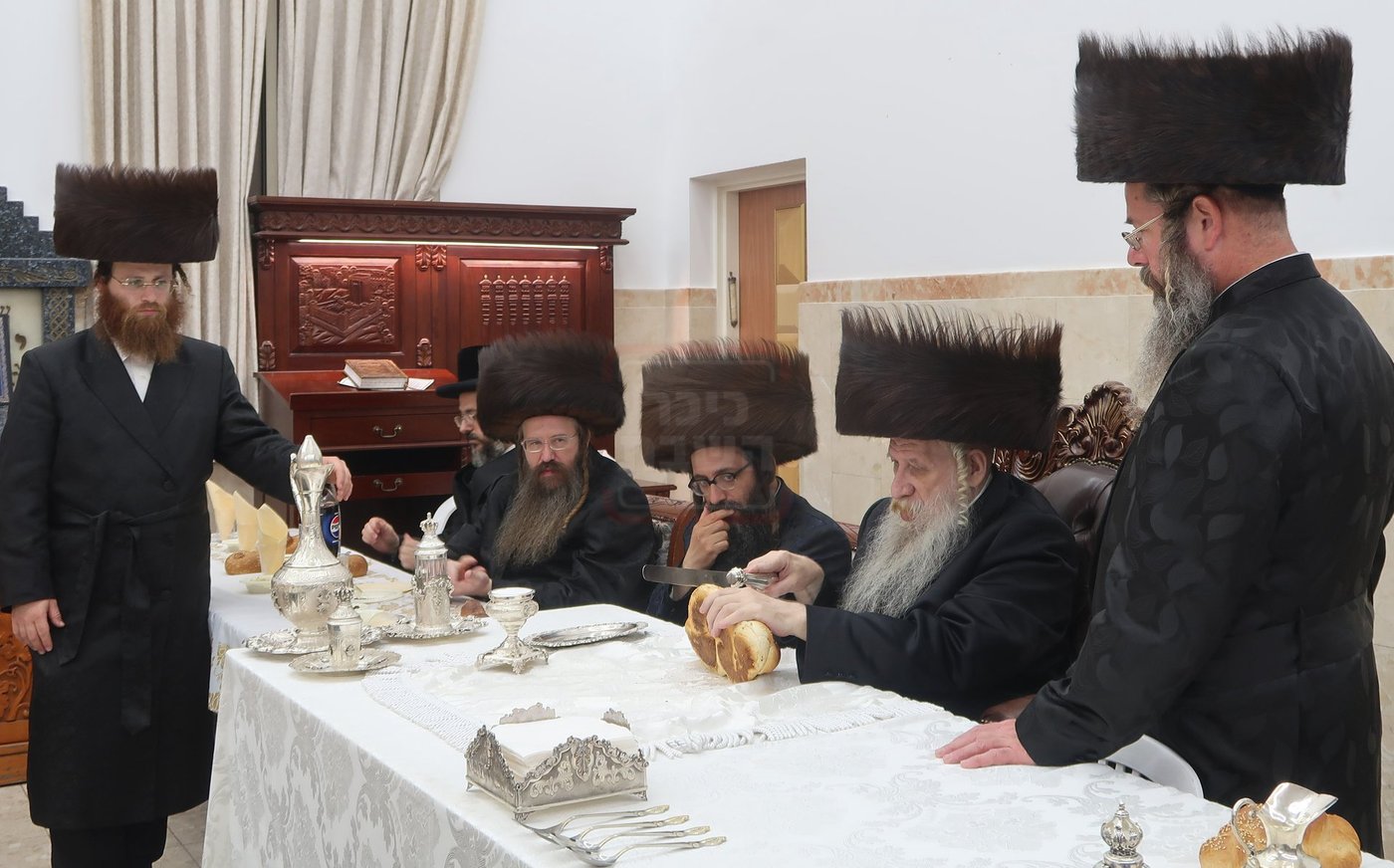 שמחת שבע ברכות בחצרות טשארנאביל - ראדושיץ - ראזלא
