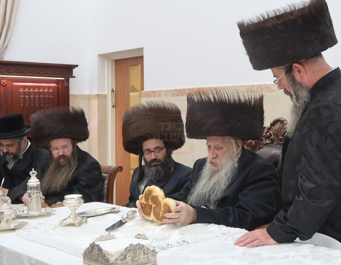 שמחת שבע ברכות בחצרות טשארנאביל - ראדושיץ - ראזלא