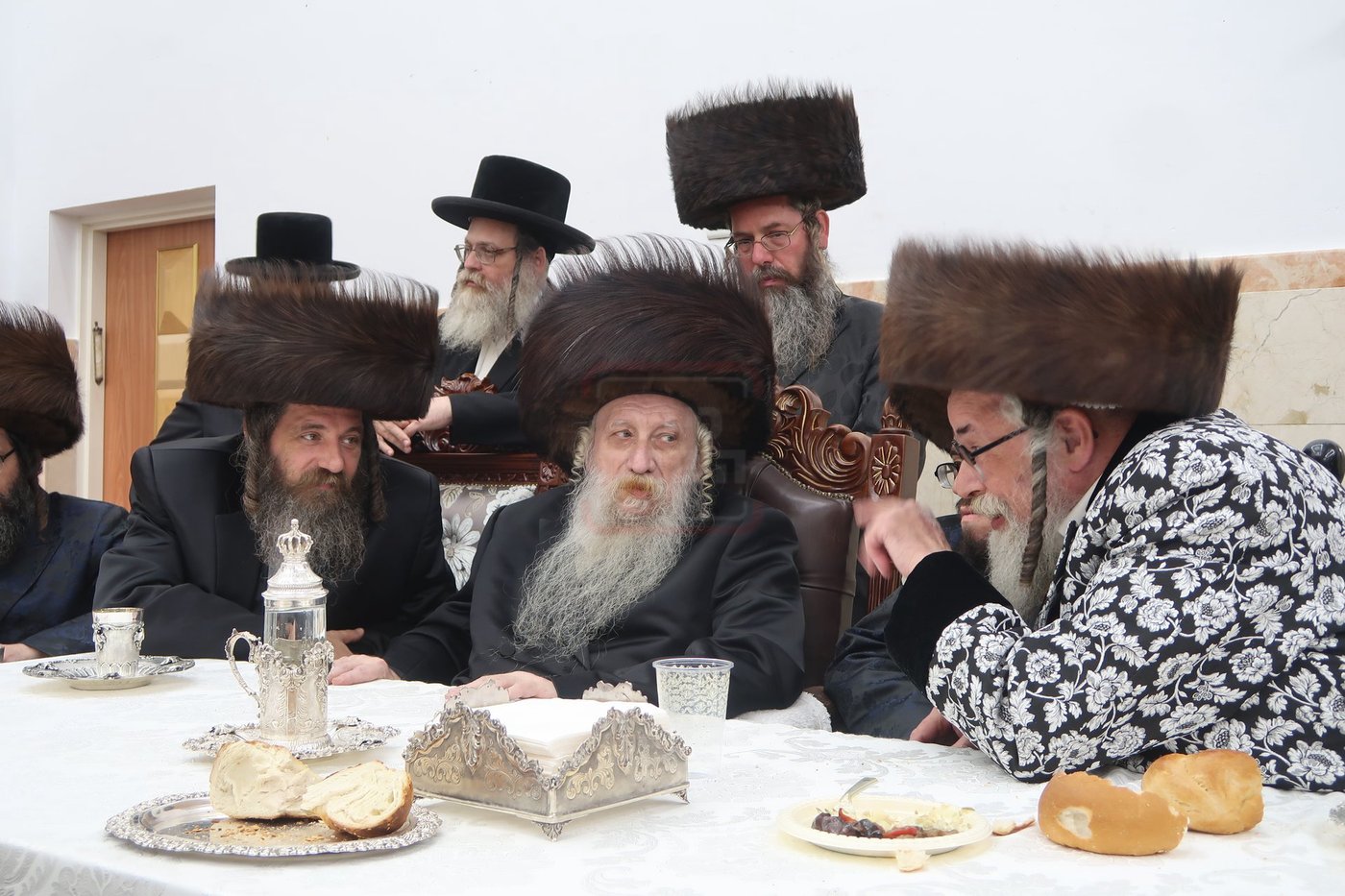 שמחת שבע ברכות בחצרות טשארנאביל - ראדושיץ - ראזלא