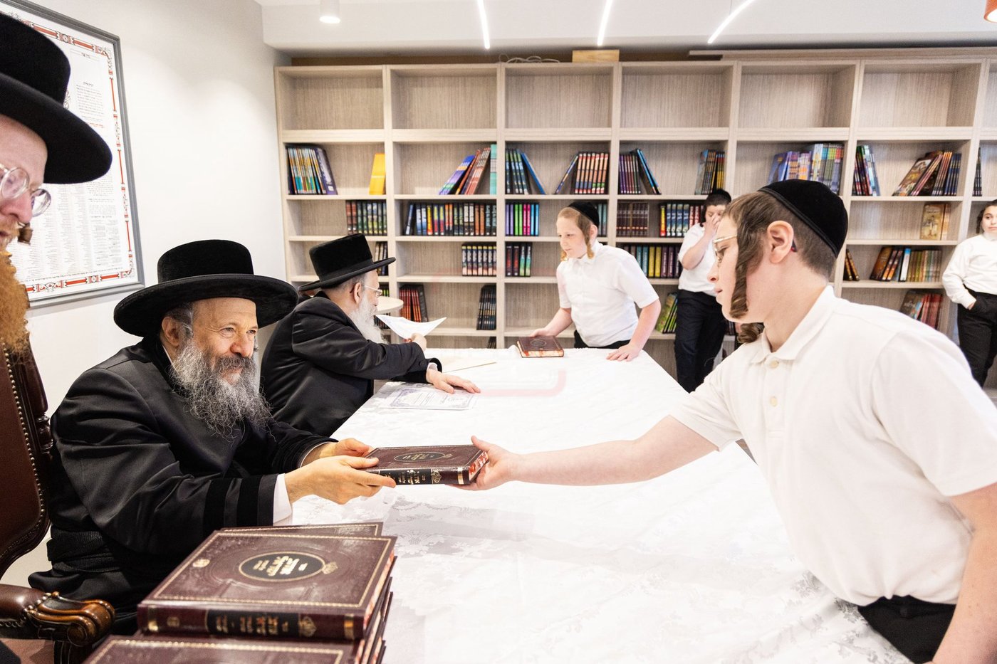 האדמו"ר מבאבוב 45 בביקור בת"ת של החסידות