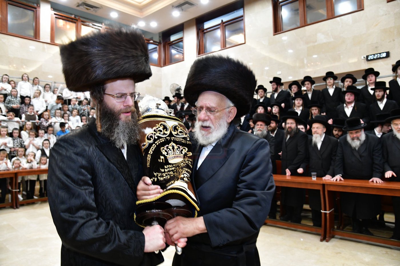 הכנסת ס"ת לביהמ"ד 'שבט הלוי'