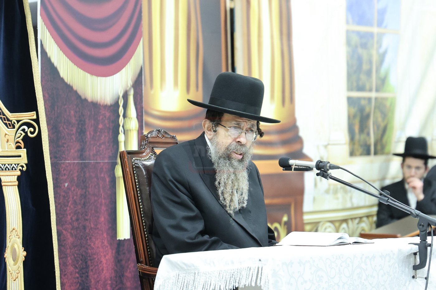 האדמו"ר מתולדות יהודה סטוטשין, במסירת שיעור חסידות בירושלים