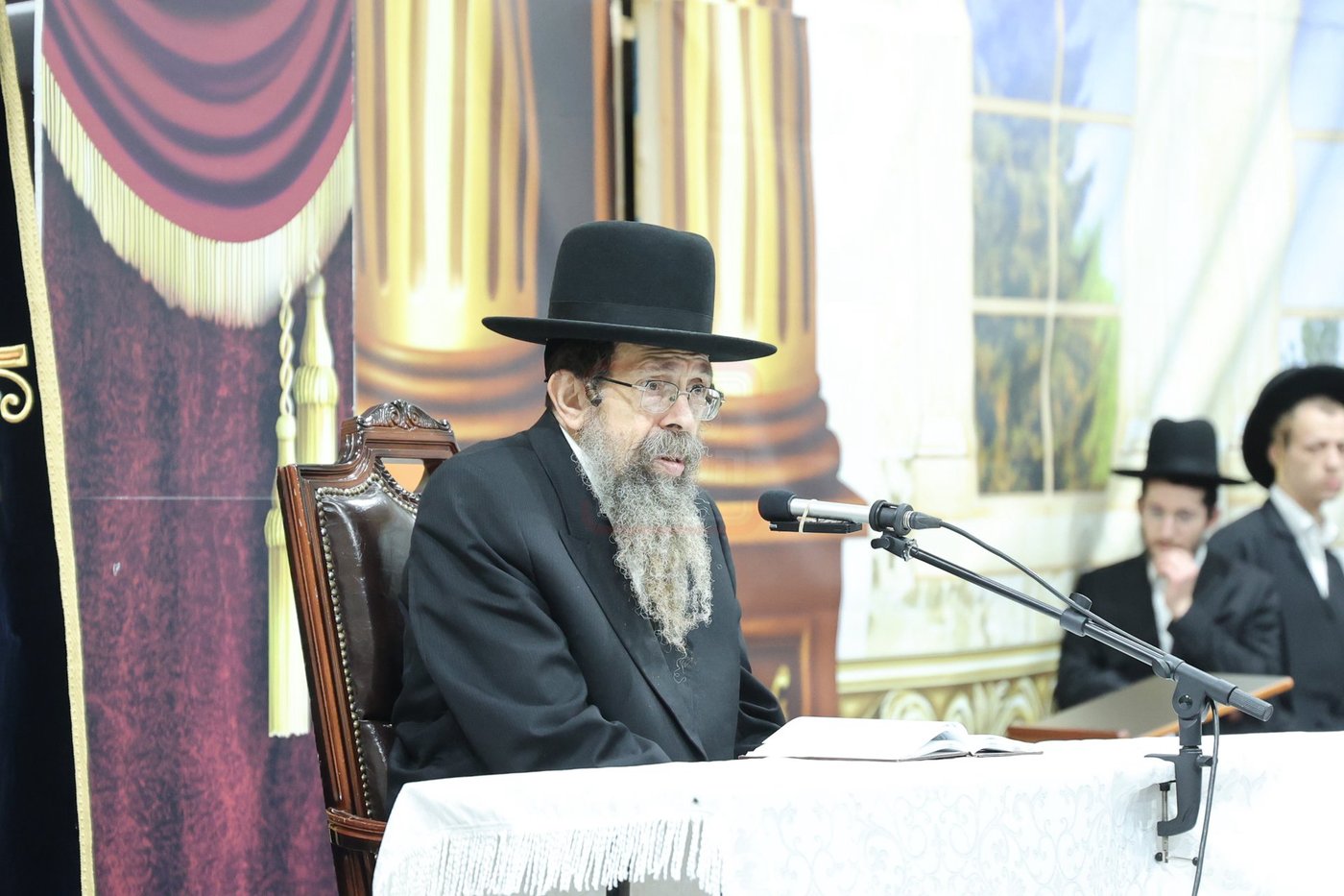 האדמו"ר מתולדות יהודה סטוטשין, במסירת שיעור חסידות בירושלים