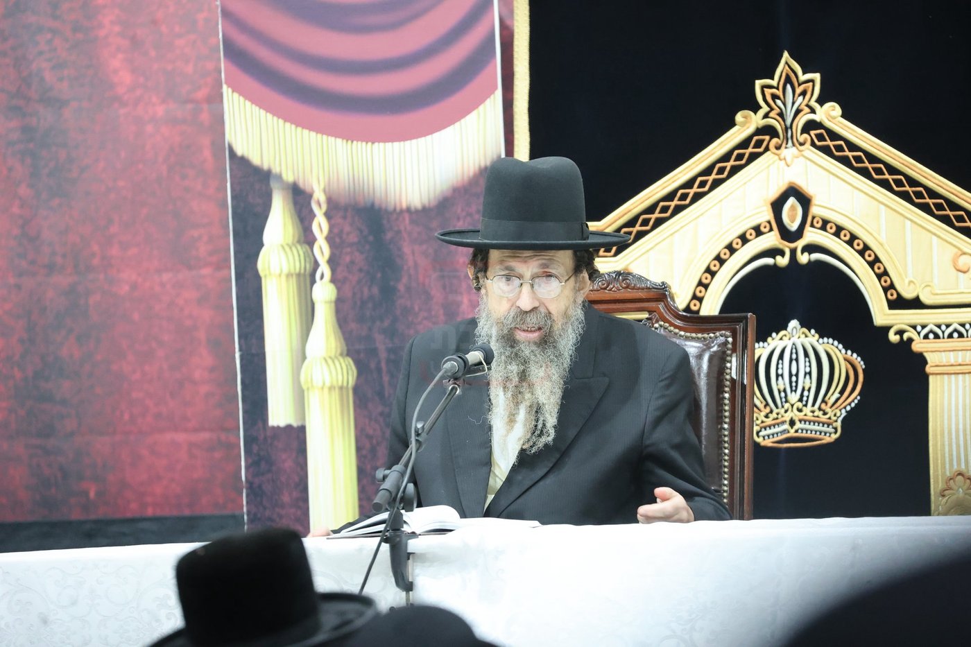 האדמו"ר מתולדות יהודה סטוטשין, במסירת שיעור חסידות בירושלים