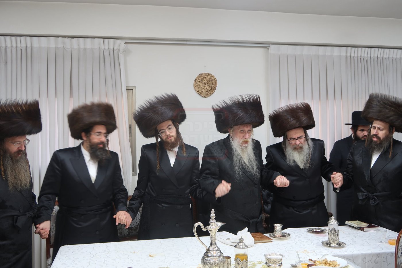 האדמו"ר מבית יצחק ספינקא בשמחת הש"ב האחרון בחצה"ק טשארנאביל