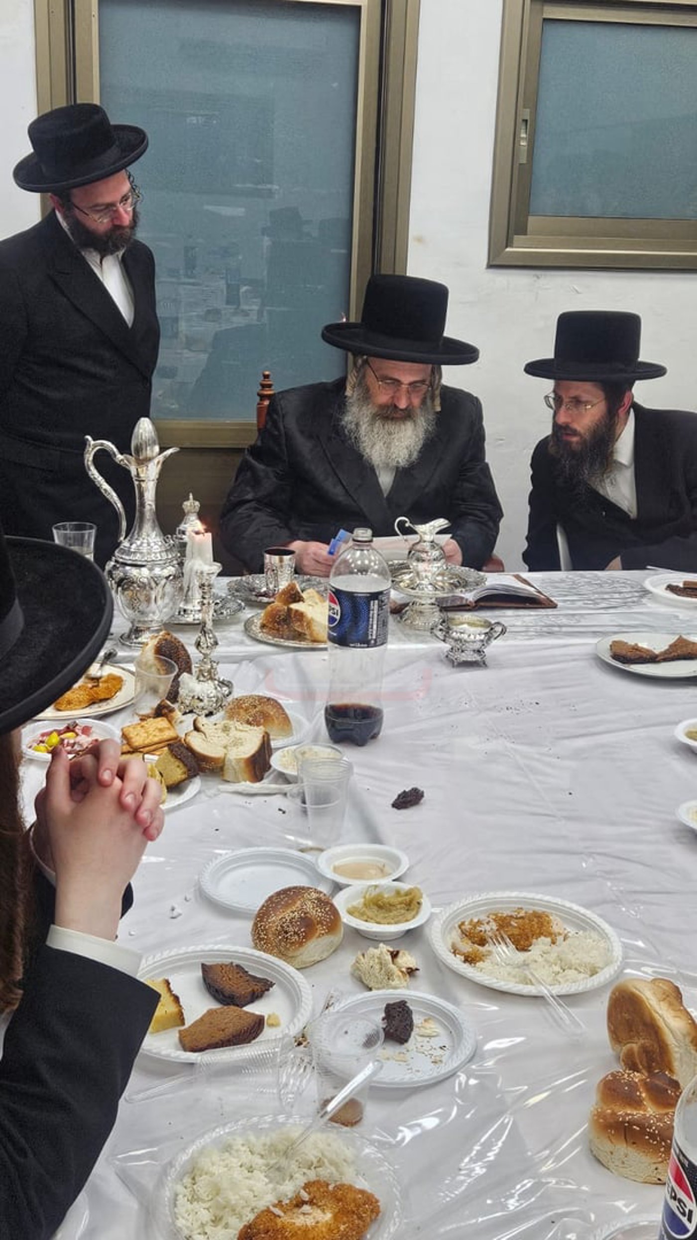 האדמו"ר מזוטשקא אמסנא מעיין במכתב