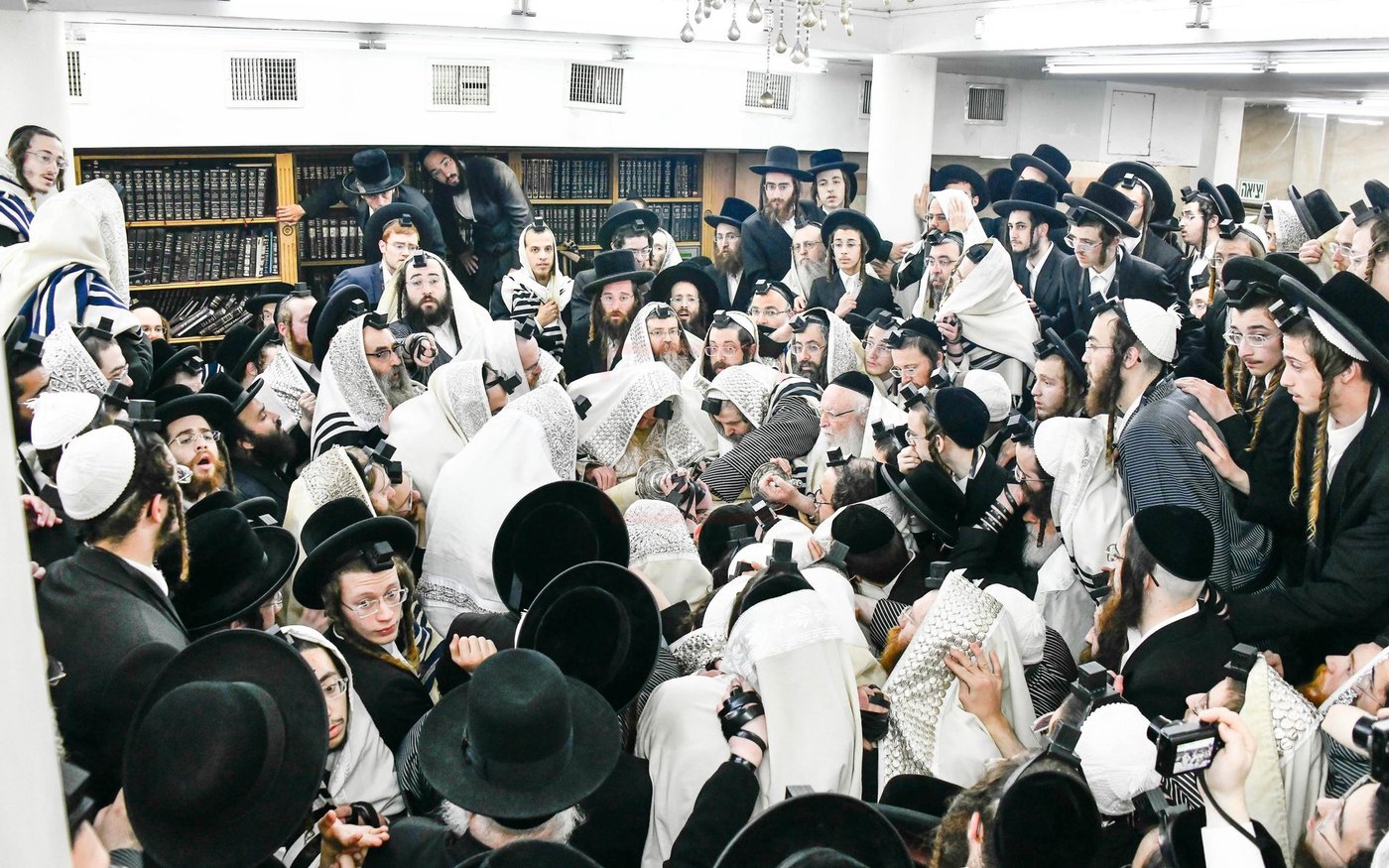 האדמו"ר מתולדות אברהם יצחק עם ספר התורה של הבעש"ט הק'