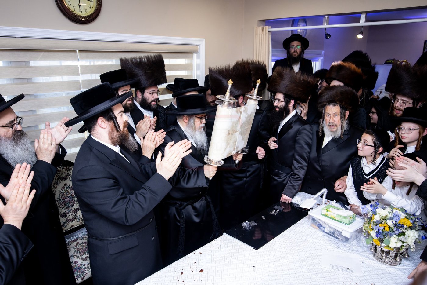 הכנסת ס"ת לביהמ"ד סאטמר בשכונת בלומינגרבורג