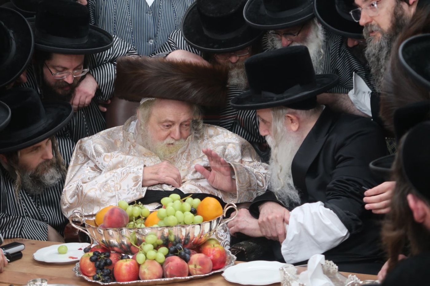 האדמו"ר מתולדות אברהם יצחק בביקור אצל האדמו"ר ממחנובקא בעלזא