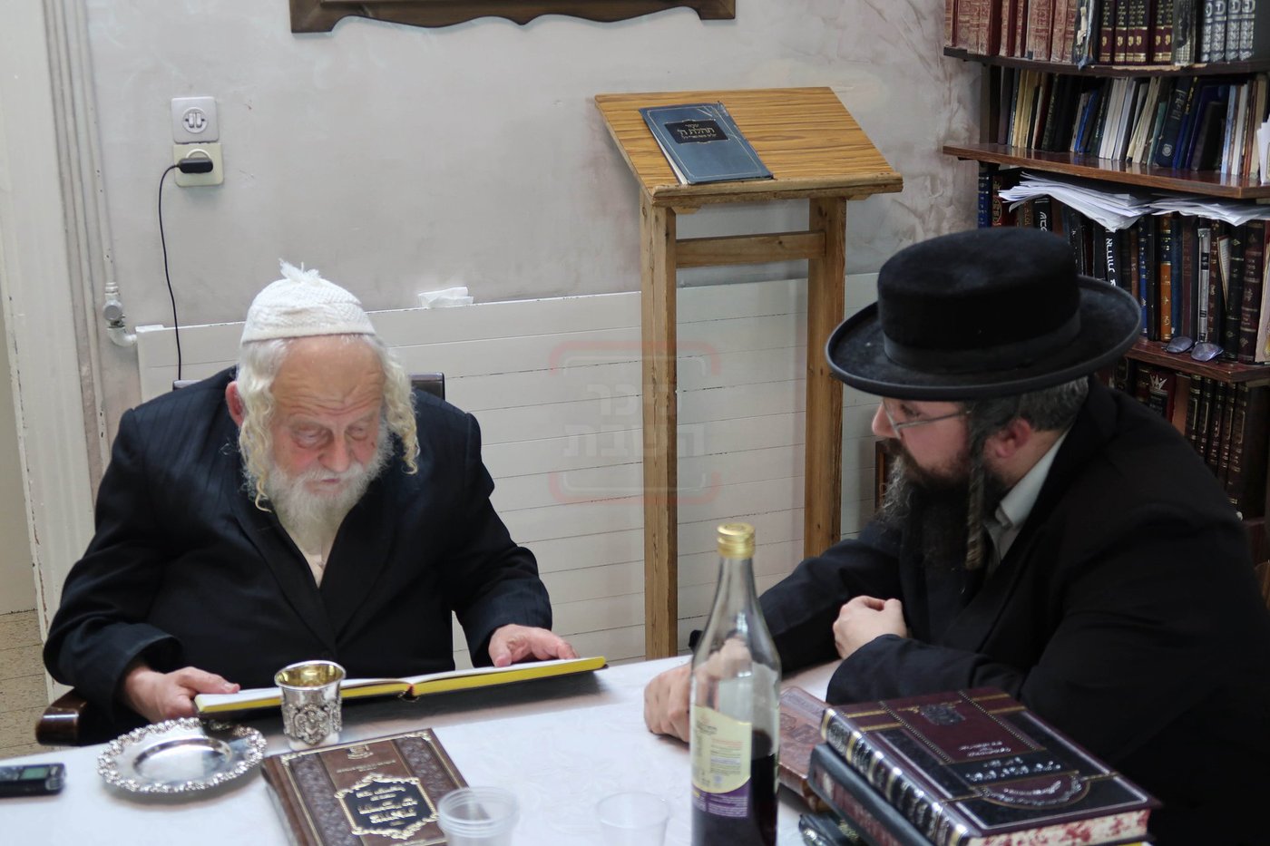 מסיבת לחיים בבית הגה"צ המקובל רבי אביש ציינוירט 