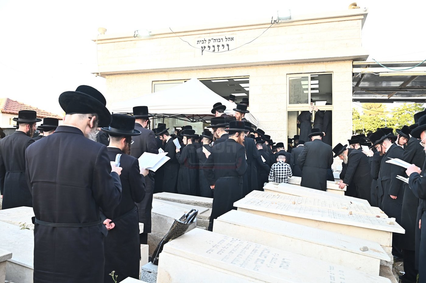 האדמו"ר מסערט ויז'ניץ בתפילה באוהל בית ויז'ניץ בבני ברק