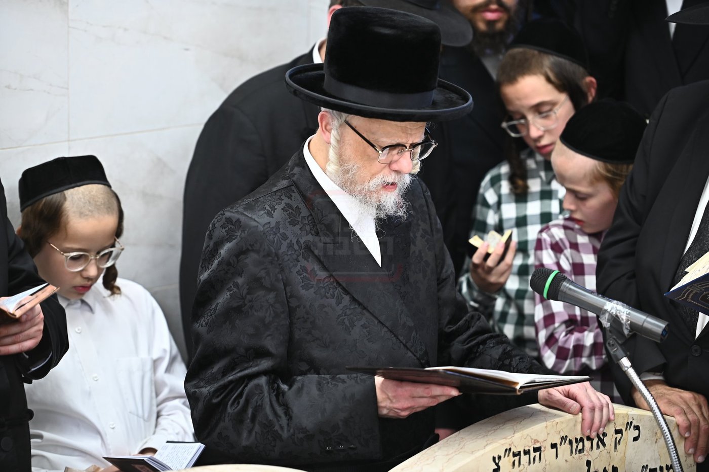 האדמו"ר מסערט ויז'ניץ בתפילה באוהל בית ויז'ניץ בבני ברק