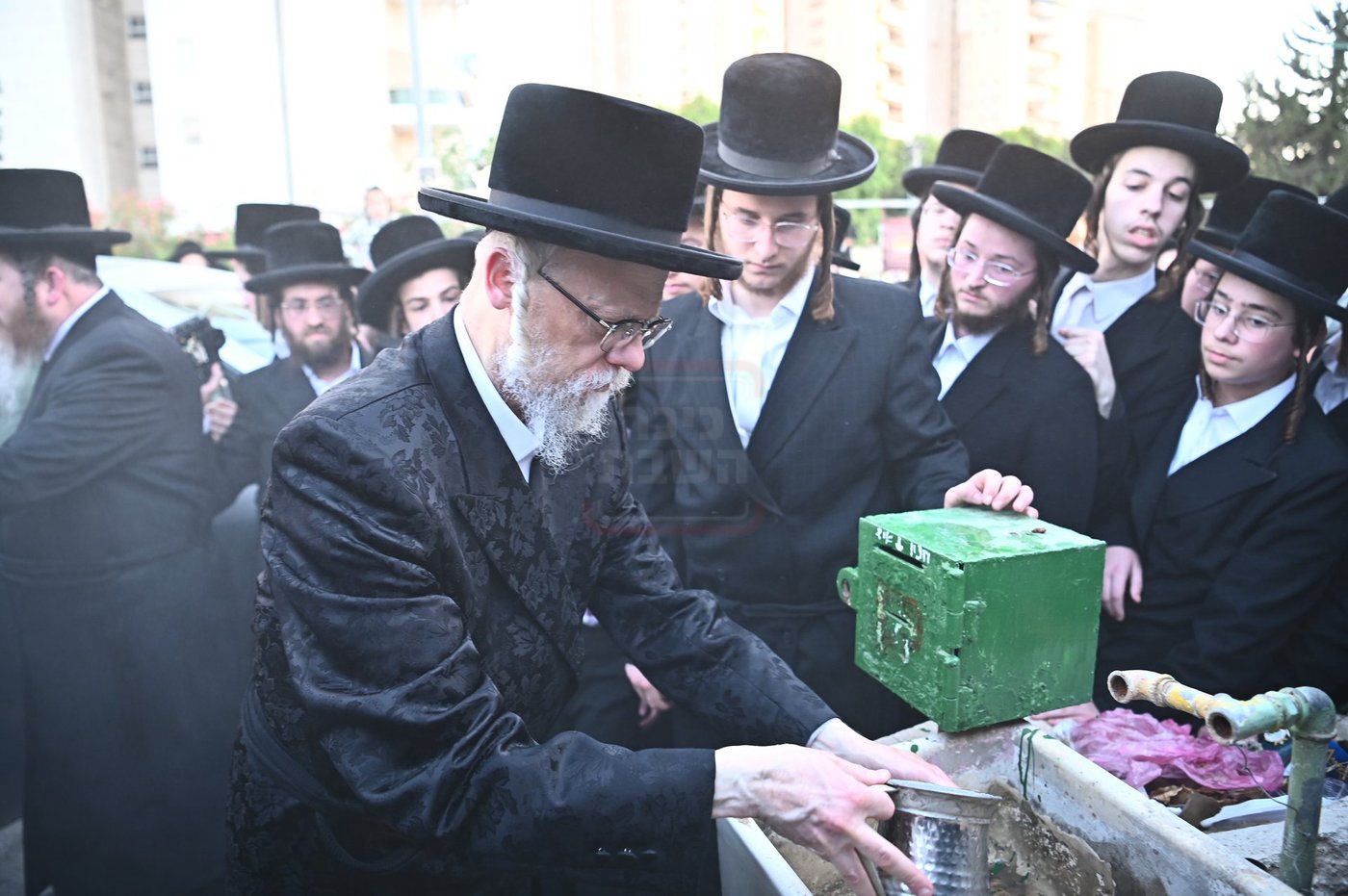 האדמו"ר מסערט ויז'ניץ בתפילה באוהל בית ויז'ניץ בבני ברק