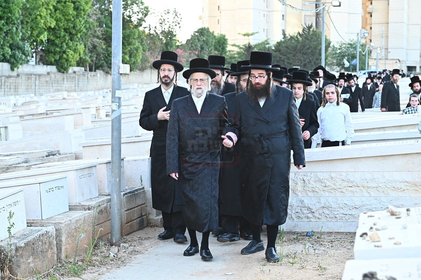 האדמו"ר מסערט ויז'ניץ בתפילה באוהל בית ויז'ניץ בבני ברק